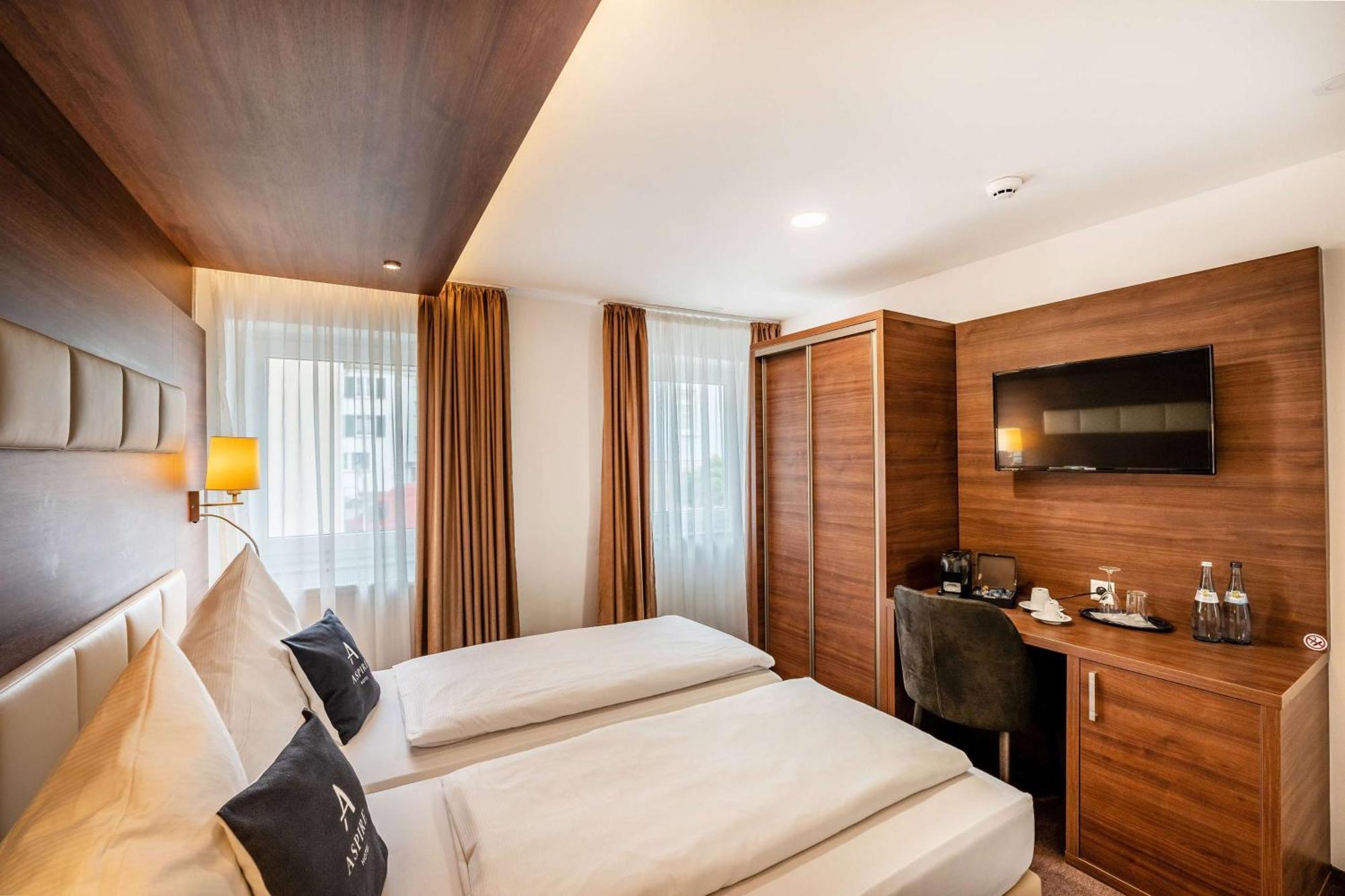 Stadthotel Отель Ройтлинген