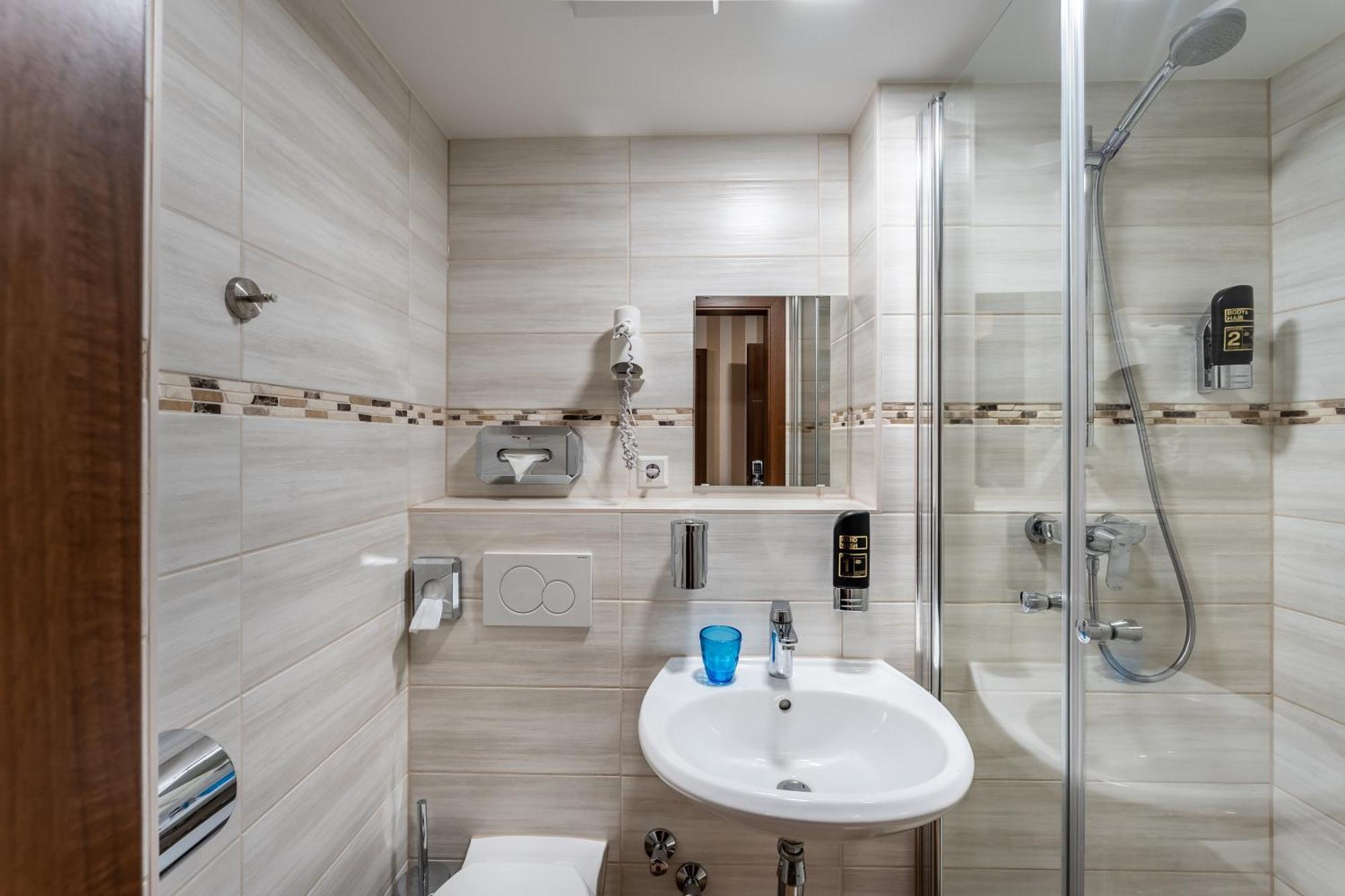 Stadthotel Отель Ройтлинген