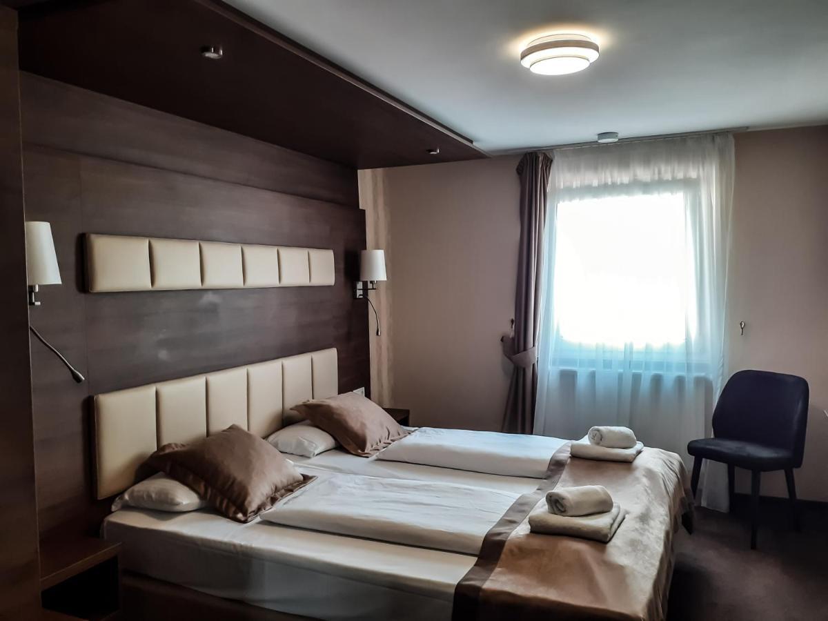 Stadthotel Отель Ройтлинген